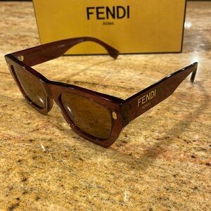Fendi FE401001 81E 53-20-145 Sunglasses. Brand new authentic eyewear.